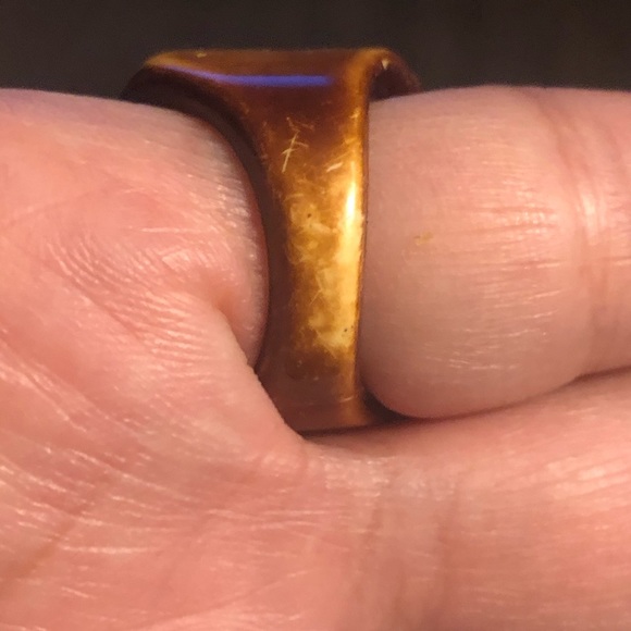 Vintage style wood like resin ring Sz 8 nice ring - Picture 7 of 7